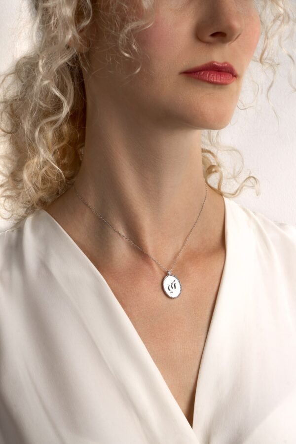 MOM Pendant in White Gold - Image 5