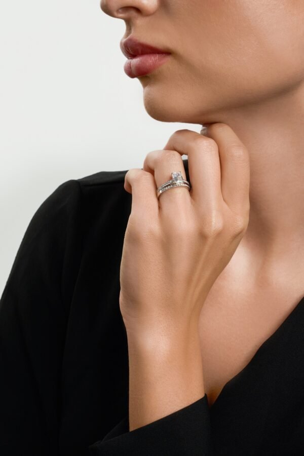 Engagement Ring Set in White Gold with Diamonds - Image 4